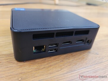 后部。千兆RJ-45，2个USB 3.0，2个HDMI 2.0，AC适配器