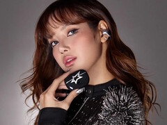 K-pop 明星 LISA 佩戴着 Bose x LISA Ultra Open Earbuds 并拿着它的包装盒。(图片来源：Bose）