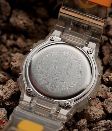 透明 G-Shock x 机动战士高达后视图，显示表壳背面镌刻的白色基地舰队飞马标志。