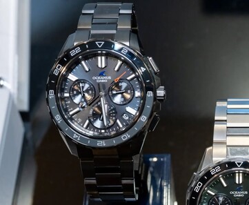 卡西欧 Oceanus OCW-P3000 黑色腕表正面图，可见其 DLC 涂层表壳、黑色表盘和 24 小时表圈。