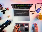 为了缩短漫长的渲染时间，内容创作者需要最新、最先进的硬件（图片来源：TheRegisti on Unsplash）