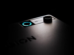 Y700 5 代游戏平板电脑具有 iOS 设备互联功能。图：展示平板电脑背面部分的宣传图片。