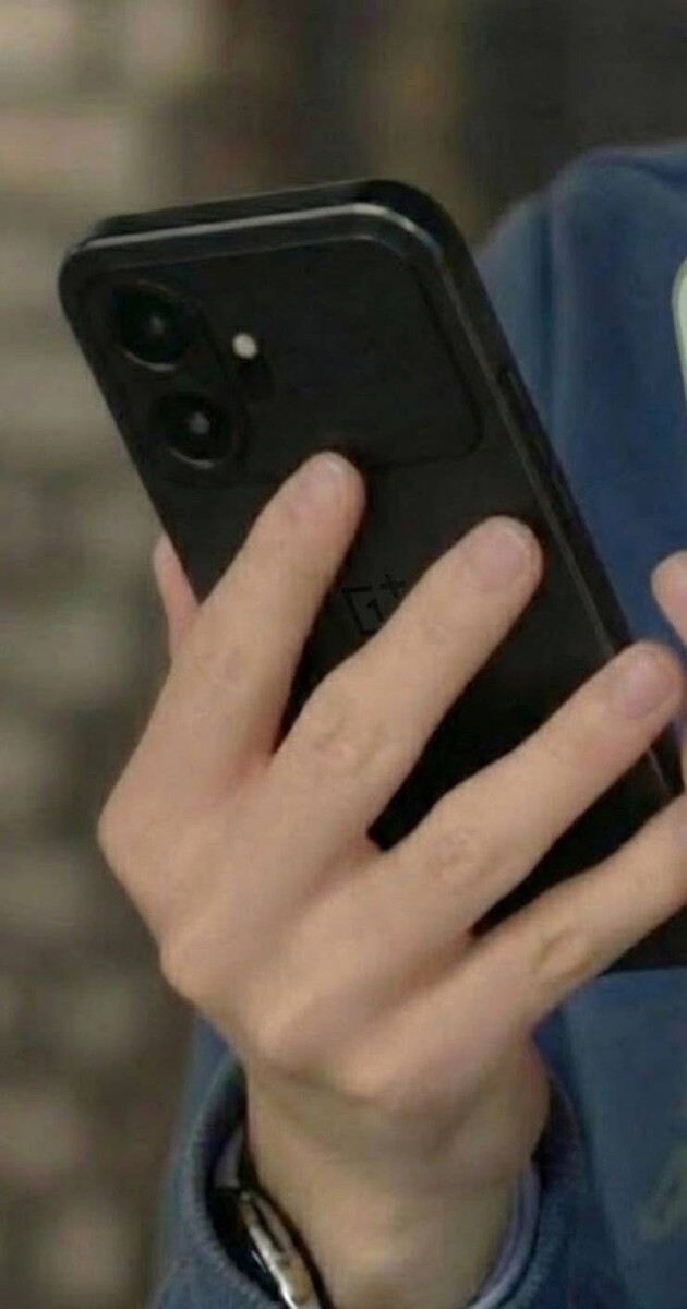 据称是 OnePlus 15T 的谍照。