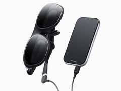 连接外部控制器的 Rokid AR Spatial 眼镜。(图片来源：Rokid）