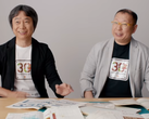 宫本茂树和手塚隆身穿《超级马里奥兄弟》30 周年纪念 T 恤的截屏照片