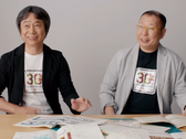 宫本茂树和手塚隆身穿《超级马里奥兄弟》30 周年纪念 T 恤的截屏照片