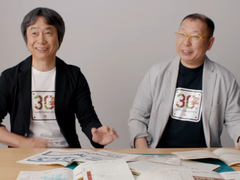 宫本茂树和手塚隆身穿《超级马里奥兄弟》30 周年纪念 T 恤的截屏照片