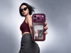 Ugreen Magic E Ink 屏幕保护壳在 iPhone 18 Pro 的背面增加了一块显示屏,用于展示照片。