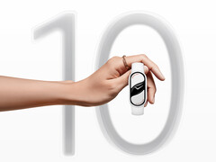 Smart Band 10 在欧盟的售价为 49.99 欧元。图为一张营销图片；一只手拿着这款可穿戴设备，背景是 &quot;10&quot;。(图片来源：小米）
