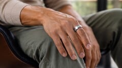 Signal Ring 的设计旨在取代用于测量血压、已有 150 年历史的袖带,其可靠性远高于 Apple Watch 或 Galaxy Watch。