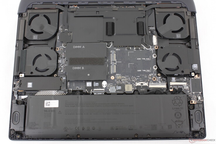 2025 Alienware 16 Area-51 进行对比。内部结构没有重大变化