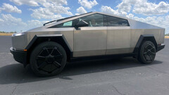 特斯拉首席执行官乘坐 Cybertruck RC（图片：Elon Musk/X）。