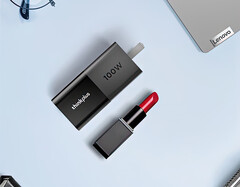 联想最新的笔记本充电器依靠的是紧凑的外形。(图片来源：联想)