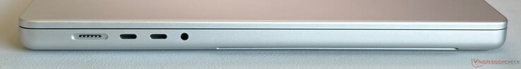左侧:MagSafe,2个USB-C 4.0接口(支持Thunderbolt 5,120 Gbps,DisplayPort 2.1,Power Delivery),3.5毫米立体声插孔
