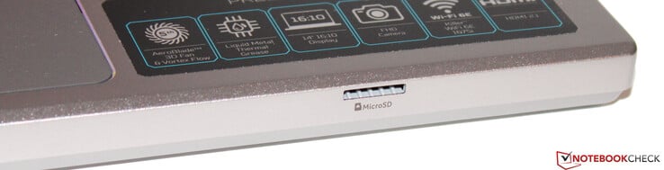 存储卡读卡器位于设备正面（MicroSD）。