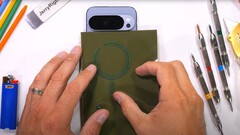 谷歌 Pixel 10 Pro XL：首款集成磁铁的大厂旗舰Android ，耐久性测试揭晓。(图片来源：JerryRigEverything）