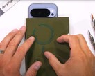 谷歌 Pixel 10 Pro XL：首款集成磁铁的大厂旗舰Android ，耐久性测试揭晓。(图片来源：JerryRigEverything）