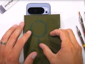 谷歌 Pixel 10 Pro XL：首款集成磁铁的大厂旗舰Android ，耐久性测试揭晓。(图片来源：JerryRigEverything）