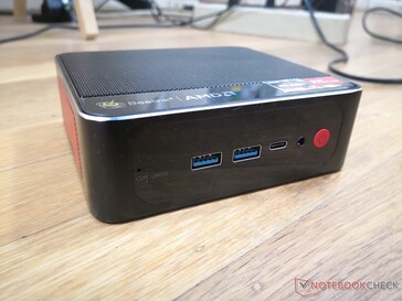 正面：2个USB 3.0，USB-C，3.5毫米组合音频，电源按钮