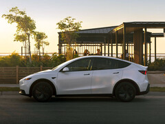 珍珠白的 Model Y（图片来源：特斯拉）