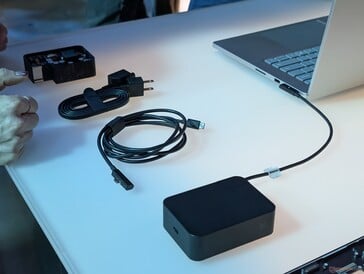 这根磁吸 USB-C 线缆可调换方向使用,因为只有一端带有磁吸功能。磁吸端可以连接到 AC 适配器,作为通用 USB-C 充电器为其他设备充电