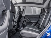 特斯拉 Model Y 的后座。该汽车制造商将为更多车型提供儿童存在检测功能（图片来源：MotorTrends）