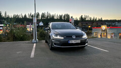 在欧洲的特斯拉超级充电站的电动大众汽车（图片：OfficialQzf/Reddit）