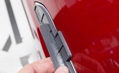 特斯拉车门把手组件。(图片来源：特斯拉）