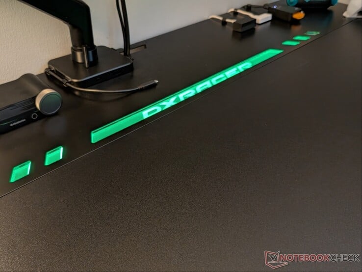 DXRACER 标志通过底部的 RGB 灯带点亮。