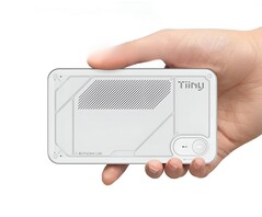 Tiiny AI 掌上实验室迷你电脑内置 80 GB LPDDR5X 内存和 12 核 ARM CPU。(图片来源：Tiny AI，已编辑） 