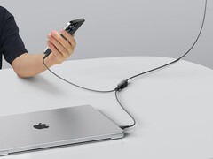 Anker 2 合 1 USB-C 至 USB-C 连接线长度可调。(图片来源：Anker）