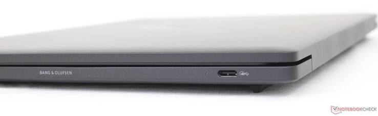右边。USB-C 4 + Thunderbolt 3 + Power Delivery + DisplayPort 1.4（40 Gbps）。