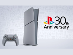 图为索尼 PlayStation 30 周年限量版游戏机和手柄（图片来源：PlayStation Direct）