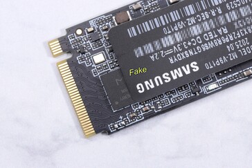 假冒的 Samsung 采用的是 Maxio 控制器，而不是 Samsung 控制器。