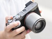 价格亲民的 TTArtisan 50 mm f/1.8 Neo 自动对焦镜头现新增两款配色。