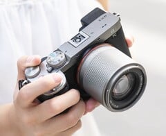 价格亲民的 TTArtisan 50 mm f/1.8 Neo 自动对焦镜头现新增两款配色。
