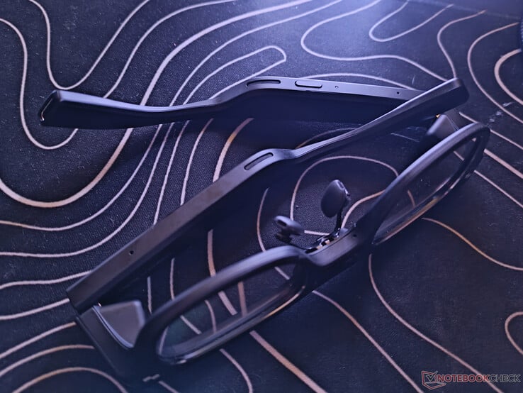 两个太阳穴底部都有扬声器和麦克风