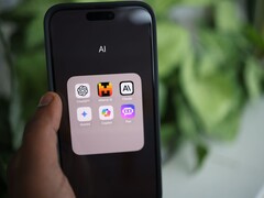 一部显示着名为 AI 的应用文件夹的智能手机,文件夹中有 ChatGPT、Mistral AI、Claude、Gemini、Copilot 和 Poe