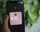 一部显示着名为 AI 的应用文件夹的智能手机,文件夹中有 ChatGPT、Mistral AI、Claude、Gemini、Copilot 和 Poe