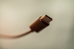 Apple 明年的iPhone可能最终放弃 ，转而使用USB-C。(Source: Marcus Urbenz on Unsplash)Lightning 