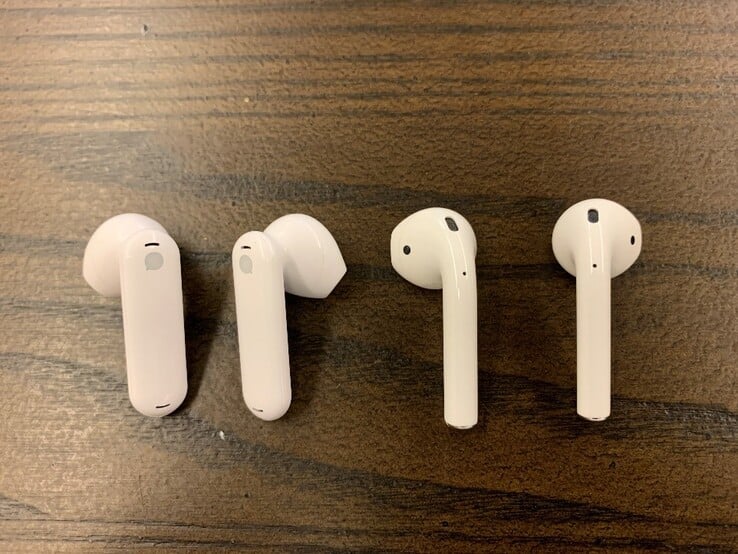 TimeKettle耳塞（左）与Apple Airpods（右）。
