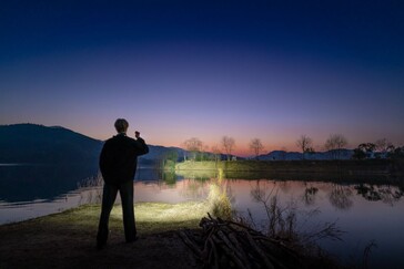 Olight Baton 4 Pro 的投射距离为 200 米（656 英尺），Baton Ultra 的投射距离为 300 米（984 英尺）。