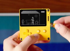 Playdate 推出两年后终于有货了。(图片：Panic）