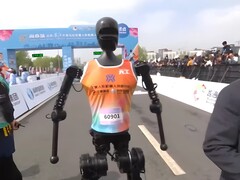 在北京，仿人机器人首次参加了半程马拉松测试。(图片来源：YouTube / CGTN）