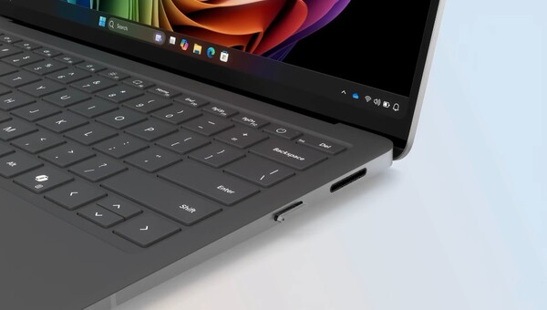 Surface Laptop 5G 的 Surface Connect 端口旁边有一个实体 SIM 卡插槽。(图片来源：微软）