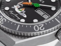 Timex Looney Tunes x M79 Automatic 黑色表盘的特写，兔八哥悠闲地横躺在表盘下半部分，中央是一根胡萝卜造型的秒针。