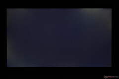 在我们的 Gram Book 15 测试机上，背光出血或混浊现象非常明显