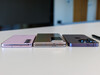 对比（从左至右）：三星  S23、Magic V2、iPhone 14 Pro（摄影：Daniel Schmidt三星Galaxy S23、Magic V2、iPhone 14 Pro（摄影：Daniel Schmidt）