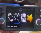 看来 Anbernic 正计划很快推出另一款 4 英寸游戏掌机。(图片来源：BiliBili）