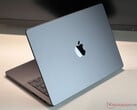 Apple 很可能在下周末停止销售配备 M4 芯片组的入门级 MacBook Pro 14。(图片来源：Notebookcheck）